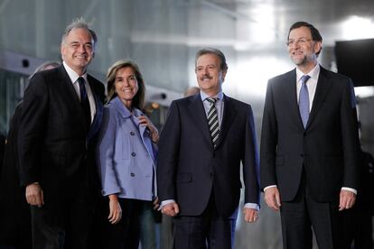 Mariano Rajoy, acompañado de Ana Mato, Esteban González Pons y el moderador del debate, Manuel Campo Vidal, abandona el Palacio de Congresos de Madrid.