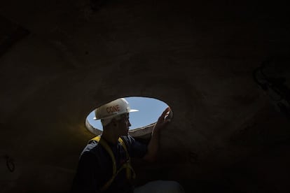 Um trabalhador no interior da cabeça da estátua do Cristo Redentor no Brasil durante os trabalhos de revitalização.