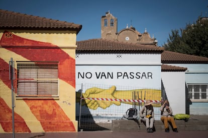 Pintadas en la carretera que cruza el pueblo de Alcarràs, esta semana.