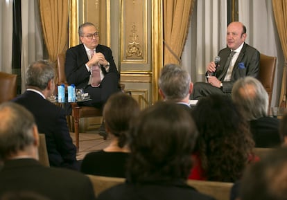 El exministro colombiano y vicepresidente de PRISA Fernando Carrillo Flórez (izquierda), en la presentación de su libro en Casa de América en Madrid, junto con Julio Sánchez Cristo, director de W Radio Colombia.