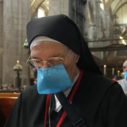 Religiosas oran con su cubreboca durante una misa a puerta cerrada en la Catedral Metropolitana de Ciudad de México