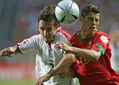 Gary Neville despeja en presencia de Cristiano Ronaldo.