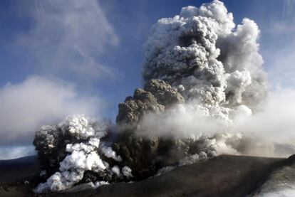Imagen de la erupción del volcán islandés Eyjafjalla tomada el pasado 17 de abril