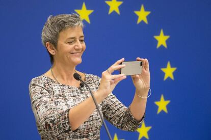 La comisaria de Competencia, Margrethe Vestager, hace una foto con un móvil