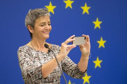 La comisaria de Competencia, Margrethe Vestager, hace una foto con un m&oacute;vil