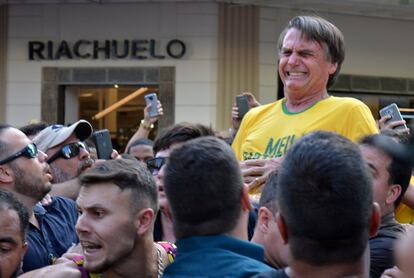 Jair Bolsonaro, presidente de Brasil, es apuñalado durante una jornada de su campaña electoral en el Estado de Minas Gerais (Brasil), el 6 de septiembre de 2018. El candidato ultraderechista ganó las elecciones de octubre tras lograr 55,13% de los votos frente al progresista Fernando Haddad (del PT) que acumuló un 44,87%. El exmilitar de 63 años logró capitalizar la indignación de buena parte de los brasileños, el desencanto con la clase política de toda la vida y la rabia ante una corrupción que carcome a todos los partidos, presentándose como un ejemplo de limpieza.