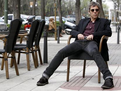 Ariel Rot, en el paseo del Pintor Rosales, de Madrid, después de la entrevista.