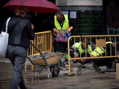 Dos obreros trabajan este lunes en Sevilla.