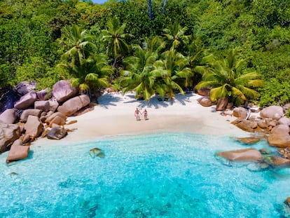 Anse Lazio (Isla de Praslin, Seychelles). Rodeada de vegetación y formaciones rocosas, esta playa salvaje es la indicada para amantes de la naturaleza, por lo que nadar y hacer esnorquél son dos actividades imprescindibles. Es lo suficientemente amplia como para encontrar hueco para preocuparse únicamente de disfrutar de un cóctel bajo la sombra de sus palmeras desde donde contemplar la impresionante puesta de sol. El mejor momento para visitarla es entre los meses de abril y mayo o entre octubre y noviembre, pues tiene un clima más calmado y menos vientos. Ha descendido desde el sexto puesto. 