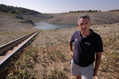 Ismael Rodriguez , gerente de un club náutico, cerca del embalse.