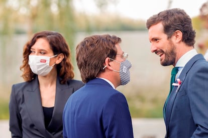 Almeida conversa con Casado, ante Ayuso en octubre en Madrid.