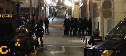 La policía accede al interior del edificio por la calle del Gobernador.