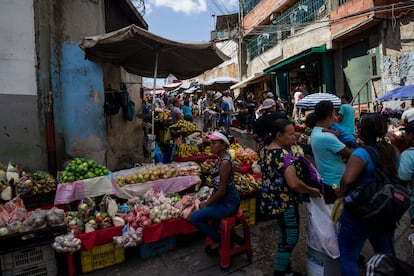 Fotografía de un mercado informal en una calle el 14 de enero de 2023, en Caracas (Venezuela).