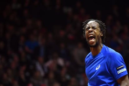 Monfils grita celebrando un punto.