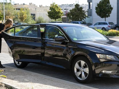 Una mujer se dispone a subir en un coche de Uber.