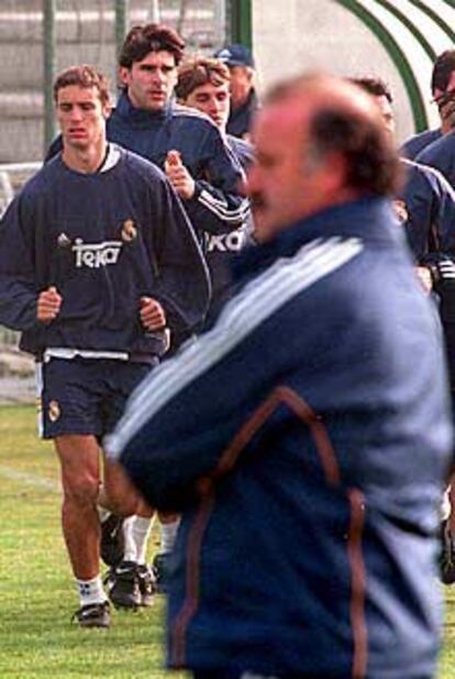 Del Bosque, con Helguera al fondo, en un entrenamiento.