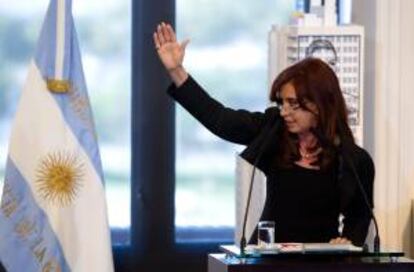 Fotografía tomada el pasado 16 de abril en la que se registró a la presidenta de Argentina, Cristina Fernández de Kirchner, quien estableció que el Estado deberá recurrir a los servicios de la petrolera YPF para la provisión de combustible en sus dependencias. EFE/Archivo