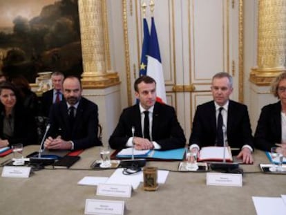 El presidente francés busca aplacar a los ‘chalecos amarillos’ con un mea culpa y medidas sociales