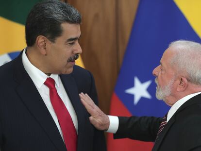 El presidente de Brasil, Luiz Inácio Lula da Silva, y su homólogo venezolano, Nicolás Maduro, tras una reunión en el Palacio do Planalto, este lunes en Brasilia.
