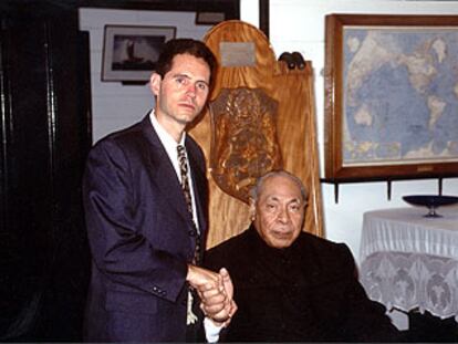 Jordi Llorens, con Taufahau Tufo IV, el rey de Tonga.