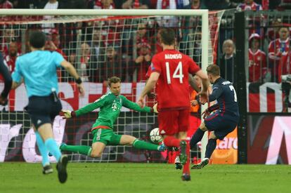 Grienzmann define ante Neuer y marca el gol del Atlético.