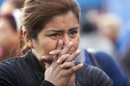 Una mujer llora en el exterior de la cárcel de Topo Chico. Decenas de ambulancias entraron en el centro tras los incidentes.