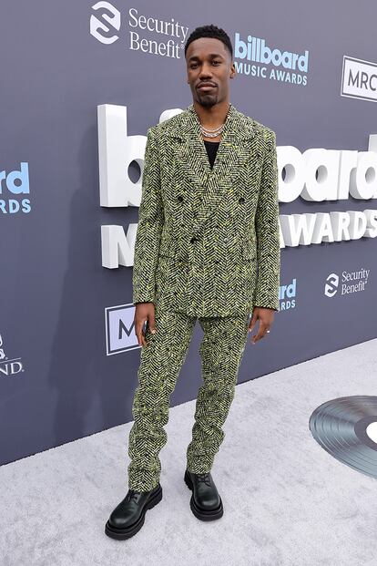 El cantante y compositor de estadounidense de R&B Giveon apostó por este traje de Bottega Veneta.
