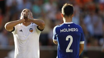 Feghouli lament&aacute;ndose en el partido frente al Betis. 