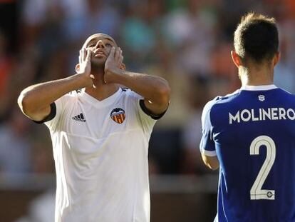 Feghouli lament&aacute;ndose en el partido frente al Betis. 