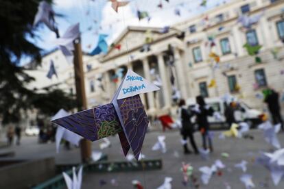 WWF lleva al Congreso de los Diputados miles de aves de papel en defensa de Doñana, en Madrid.