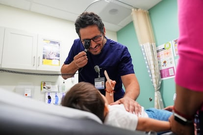 Un doctor examina a un niño en una clínica en Davis, California.