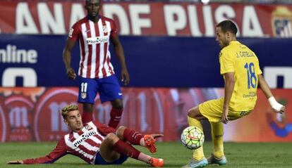 Griezmann, ante Javi Castellano, de Las Palmas. 