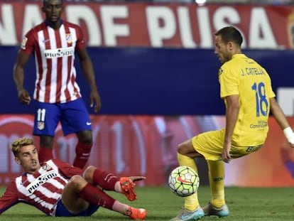 Griezmann, ante Javi Castellano, de Las Palmas. 