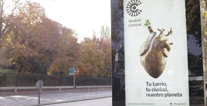 Un anuncio de Madrid Central frente al parque del Retiro. 
