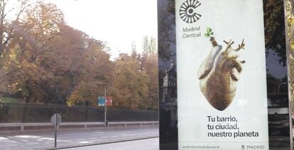 Un anuncio de Madrid Central frente al parque del Retiro.