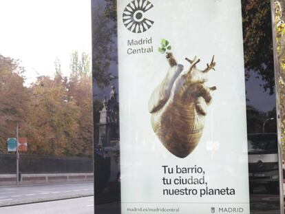 Un anuncio de Madrid Central frente al parque del Retiro. 