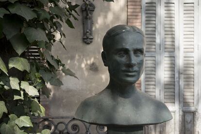 Busto de Alfonso XII en el jardín de Averly, una magnífica villa factoría en Zaragoza de 1855 recientemente vendida a una empresa para ser derribada.