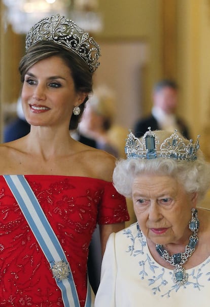 Doña Letizia, junto a la reina Isabel II, este miércoles en el palacio de Buckingham. 