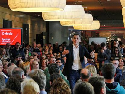 El secretario general del PSOE, Pedro Sánchez, interviene en una asamblea abierta en Oviedo.