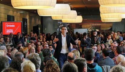 El secretario general del PSOE, Pedro Sánchez, interviene en una asamblea abierta en Oviedo.