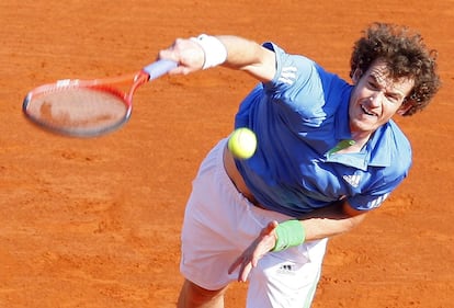 Andy Murray realiza un saque durante el partido frente al portugués Fredereico Gil del torneo de Montecarlo, en 2011.