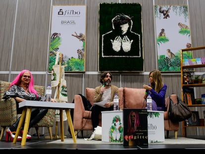 Diana Calderón conversa con Brigitte Baptiste y Juan Diego Quesada en la FILBO, en Bogotá, el 20 de abril.