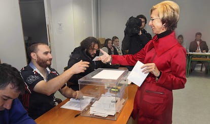 Rosa Díez, presidenta de UPyD, en el momento de votar, en el colegio electoral de Sodupe del municipio vizcaíno de Güeñes