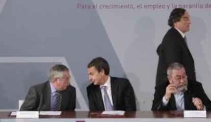 De izquierda a derecha, Toxo, Zapatero, Méndez y Rosell, el pasado febrero en La Moncloa.