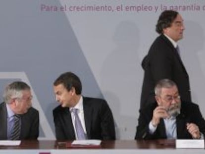 De izquierda a derecha, Toxo, Zapatero, Méndez y Rosell, el pasado febrero en La Moncloa.