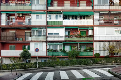 Típica imagen barrial con toldos verdes y ladrillo visto, en uno de los barrios clónicos que se construyeron en España en la segunda mitad del siglo XX.