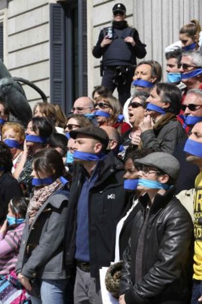 Miembros de IU, Podemos y Equo protesta a la entrada del Congreso contra la 'ley mordaza'.