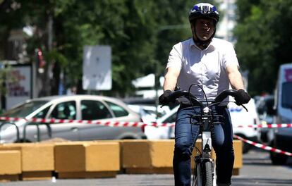 Un ciclista en el tramo peatonal de la calle Galileo