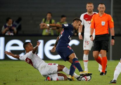 Neymar sufre una falta de Tielemans al poco de saltar al campo en la Supercopa francesa.