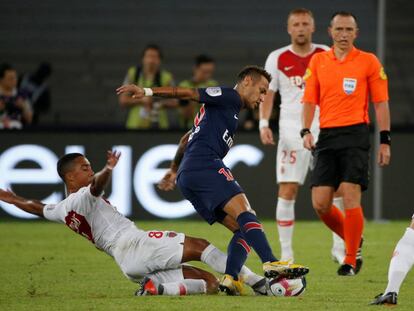 Neymar sufre una falta de Tielemans al poco de saltar al campo en la Supercopa francesa.